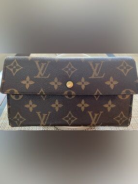 Louis Vuitton Monogram Canvas Wallet. Front snap closure with coin pouch